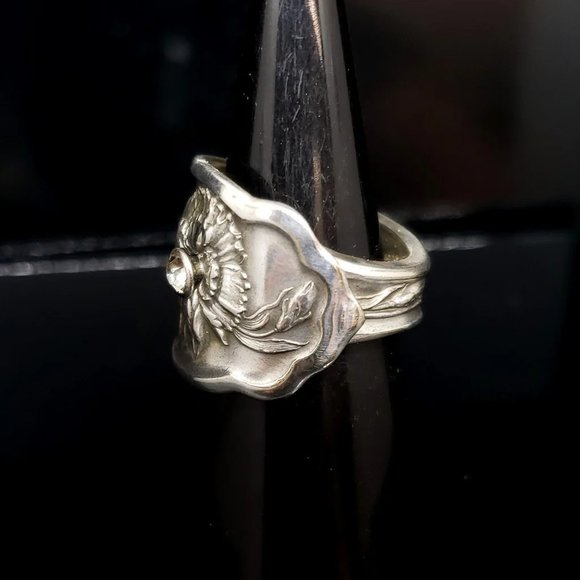 Vintage Rogers 1908 "Carnation" pattern silverplate spoonring.  Accented with wh - Picture 3 of 4